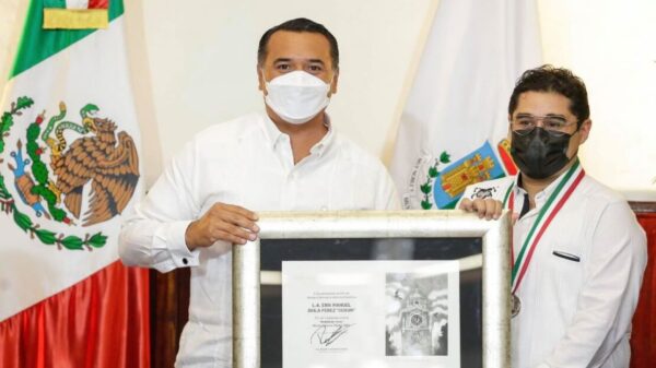 Recibe Manuel Ávila "Cuxum" la Medalla de Honor Héctor Herrera ‘Cholo’