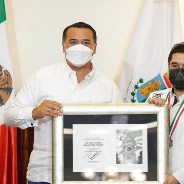 Recibe Manuel Ávila "Cuxum" la Medalla de Honor Héctor Herrera ‘Cholo’