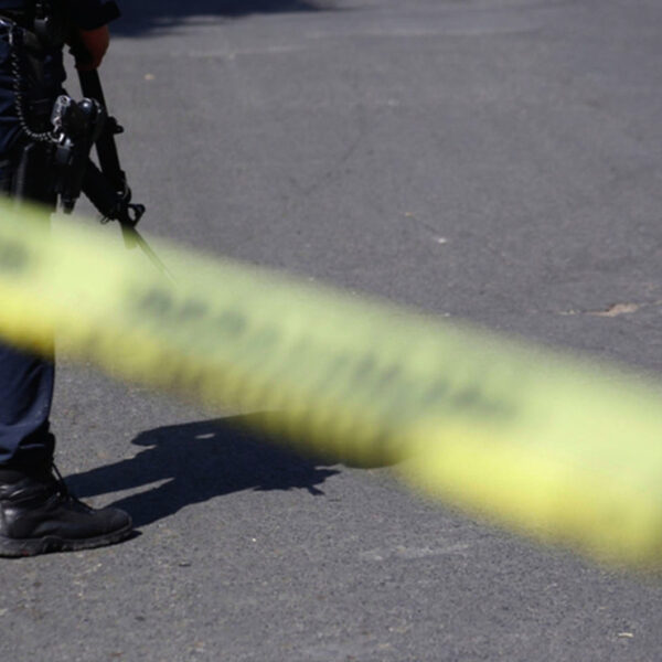 Asesinan a puñaladas a menores de uno y tres años, en Baja California