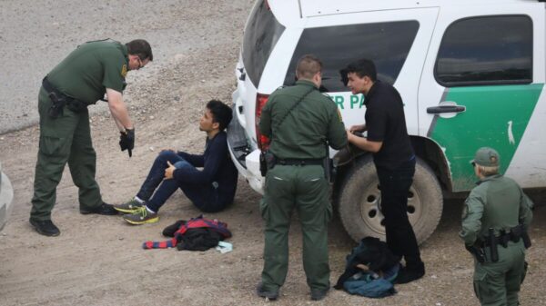 Crecen arrestos de migrantes; se diluyen promesas de Biden