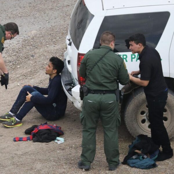 Crecen arrestos de migrantes; se diluyen promesas de Biden