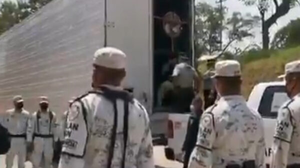 En Chiapas, capturan a 93 indocumentados, viajaban en camión de carga