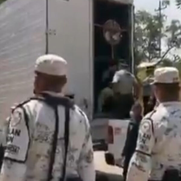En Chiapas, capturan a 93 indocumentados, viajaban en camión de carga