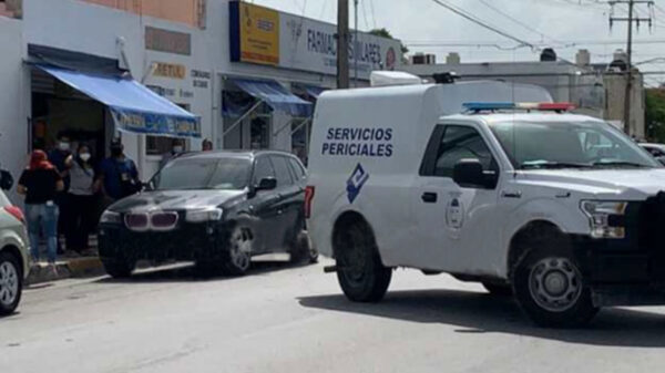 Cancún: Por causas desconocidas, muere hombre en su auto en la SM 526