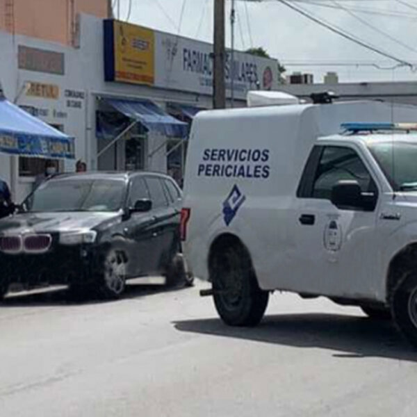 Cancún: Por causas desconocidas, muere hombre en su auto en la SM 526