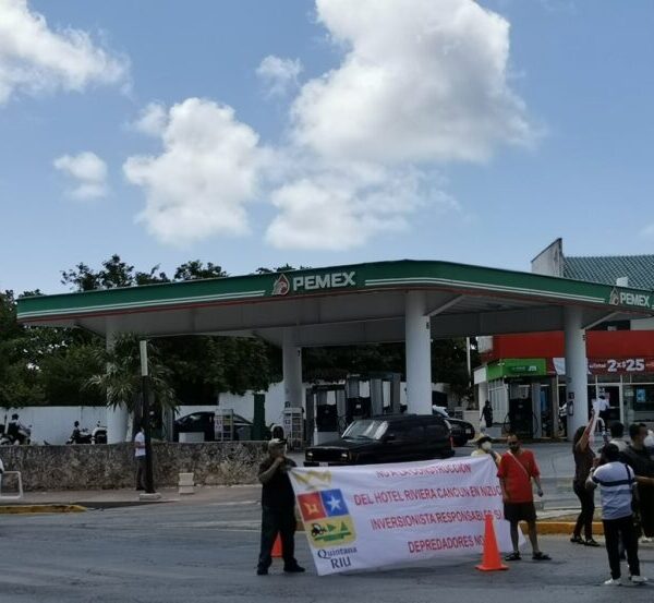 Protestan en la Zona Hotelera contra el Riu Riviera Cancún.