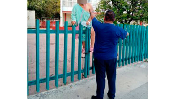 Paciente con suero en la mano intenta escapar del hospital, en Campeche