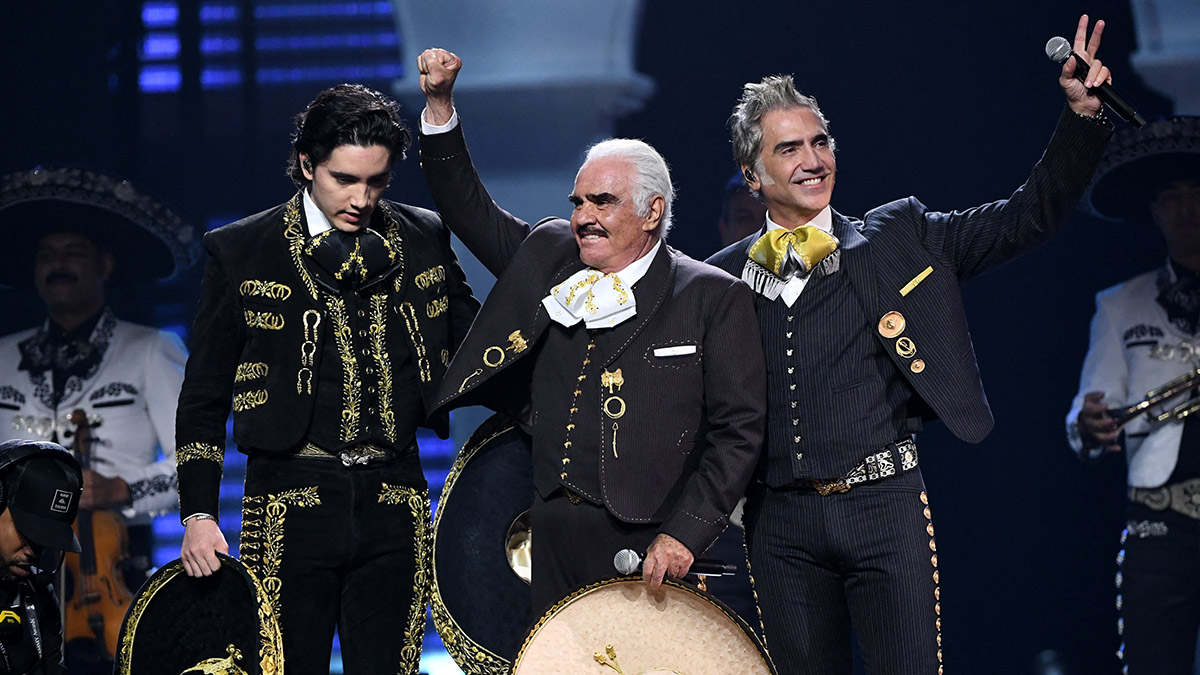 Paparazzi intenta ingresar al hospital donde se encuentra Vicente Fernández