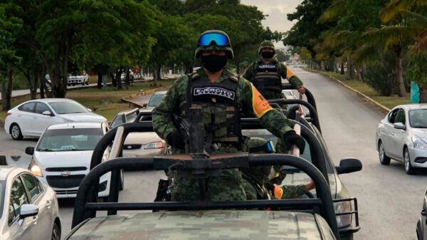 Vídeo: Patrulla Ejército Mexicano avenidas de Cancún ante Alerta Roja por Grace