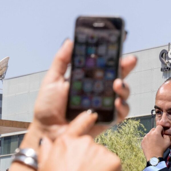 Sabía Calderón del espionaje Pegasus, un correo lo delata