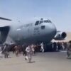 Caos en el aeropuerto de Kabul: polizontes caen de avión, 7 muertos