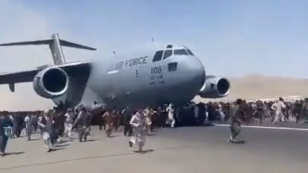 Caos en el aeropuerto de Kabul: polizontes caen de avión, 7 muertos