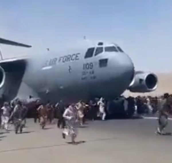 Caos en el aeropuerto de Kabul: polizontes caen de avión, 7 muertos