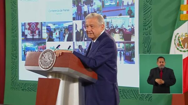 Da AMLO banderazo en el regreso a clases