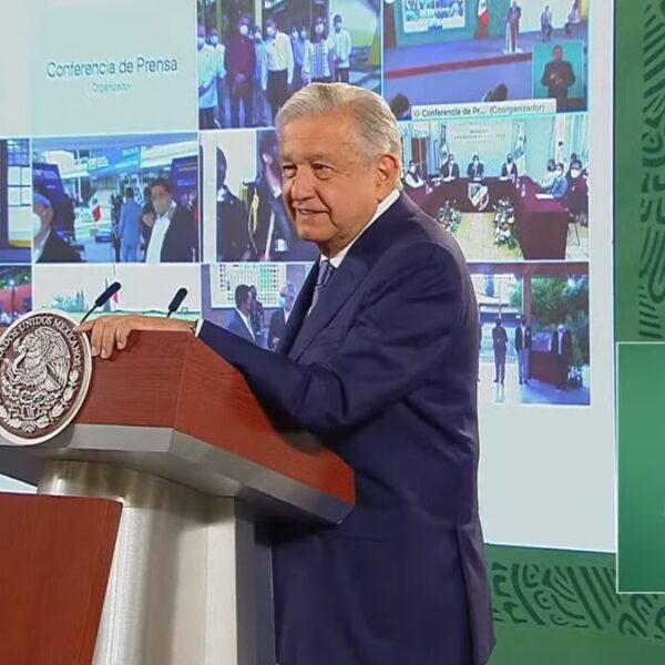 Da AMLO banderazo en el regreso a clases