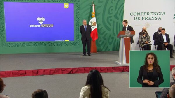 Firma convenio AMLO con Teletón; atenderán a menores con pensión