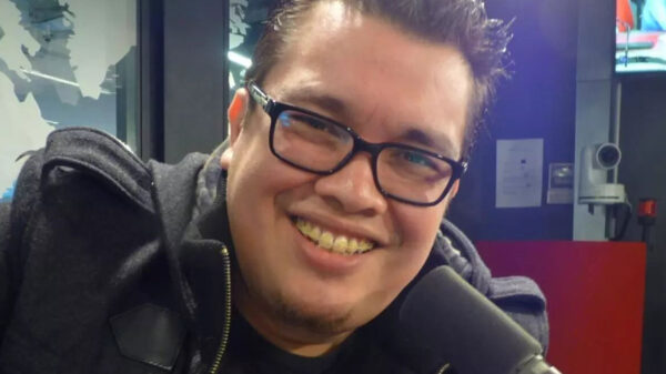 Tendido en una cama Franco Escamilla anuncia tener Covid-19