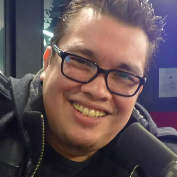 Tendido en una cama Franco Escamilla anuncia tener Covid-19