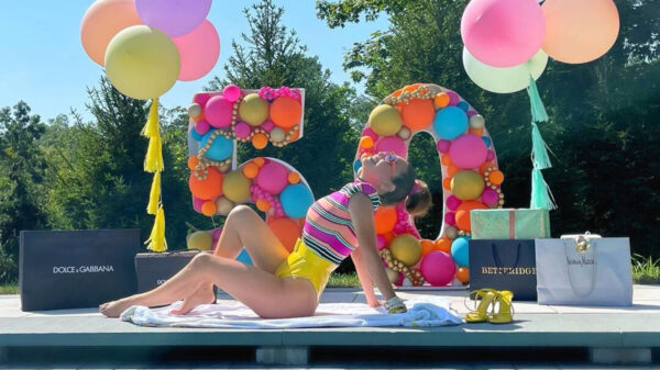 Thalía cumple 50 años y lo celebra de forma fabulosa en traje de baño