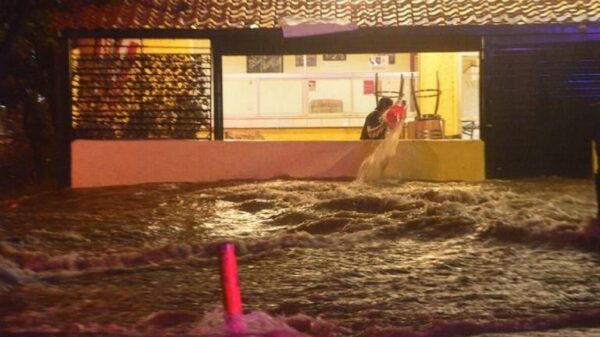 Azota tromba a Chihuahua; un muerto y severas inundaciones