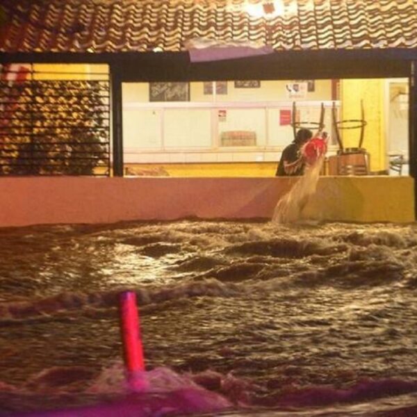 Azota tromba a Chihuahua; un muerto y severas inundaciones