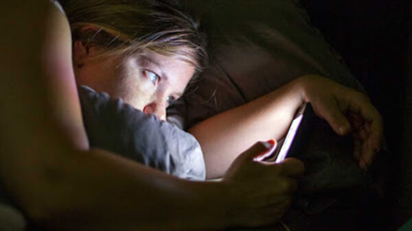 ¡Cuidado! Estas son las consecuencias de usar todo el día el celular