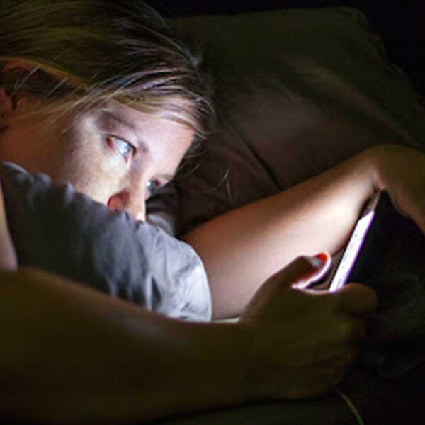 ¡Cuidado! Estas son las consecuencias de usar todo el día el celular