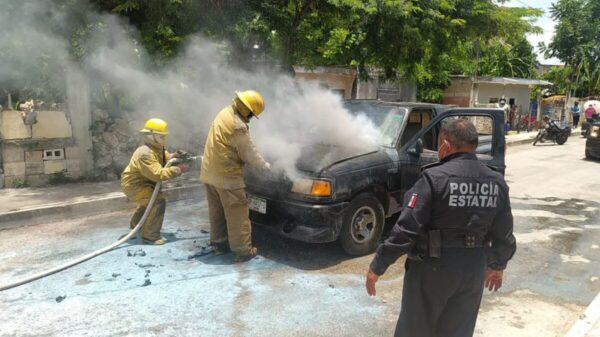 Cortocircuito provoca incendio de camioneta en Tizimín
