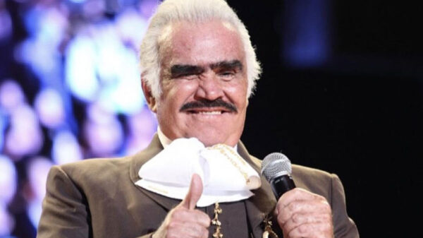 Vicente Fernández se encuentra sin sedación pero con respirador