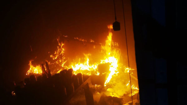 Vivienda arde en llamas con seis personas adentro en Cancún