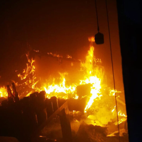 Vivienda arde en llamas con seis personas adentro en Cancún