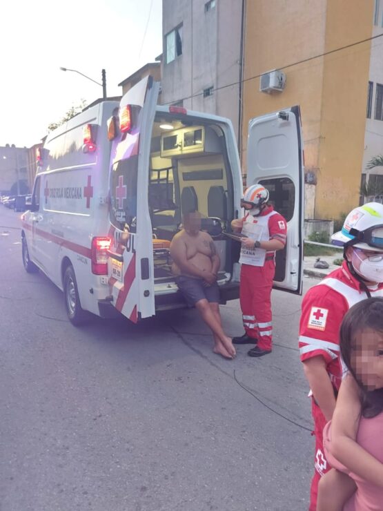 Vivienda arde en llamas con seis personas adentro en Cancún