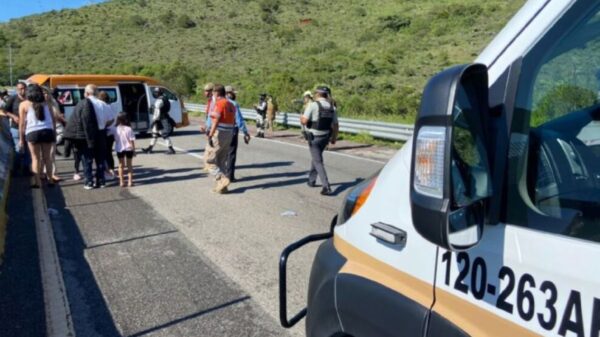 Volcadura de camioneta de transporte público deja 11 lesionados, en Guerrero