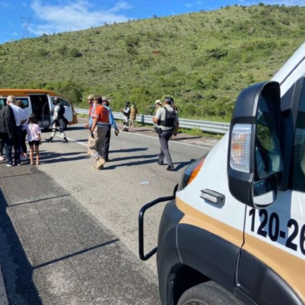 Volcadura de camioneta de transporte público deja 11 lesionados, en Guerrero