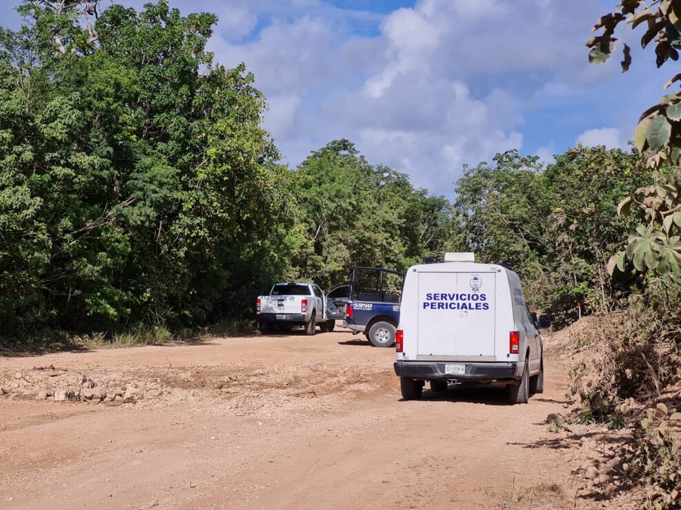 Cancún: Hallan a hombre ejecutado en Prado Norte (VIDEO); la víctima presenta varios impactos de bala y fue semidegollada.