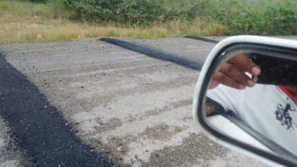 Taxistas de Nuevo X-Can denuncian la falta de señalamientos en topes.