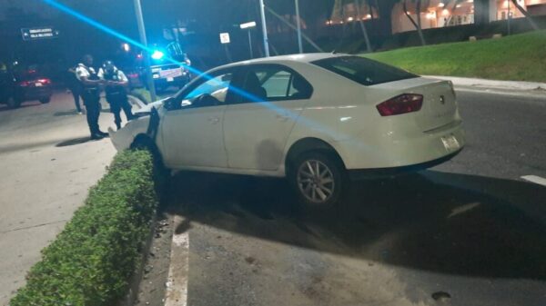 Choca contra un poste en la Zona Hotelera de Cancún.