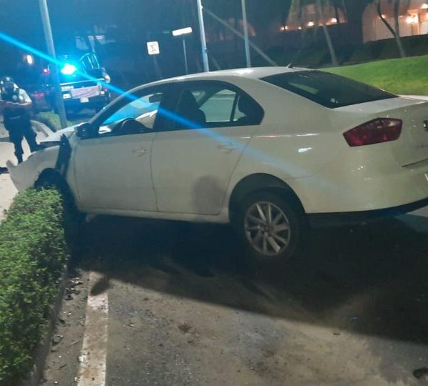Choca contra un poste en la Zona Hotelera de Cancún.