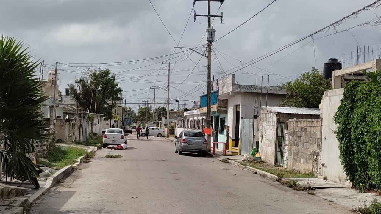 Cancún: Hallan cadáver enmaletado en la Supermanzana 75 (VIDEO); aún no se informado si se trata de un hombre o una mujer.