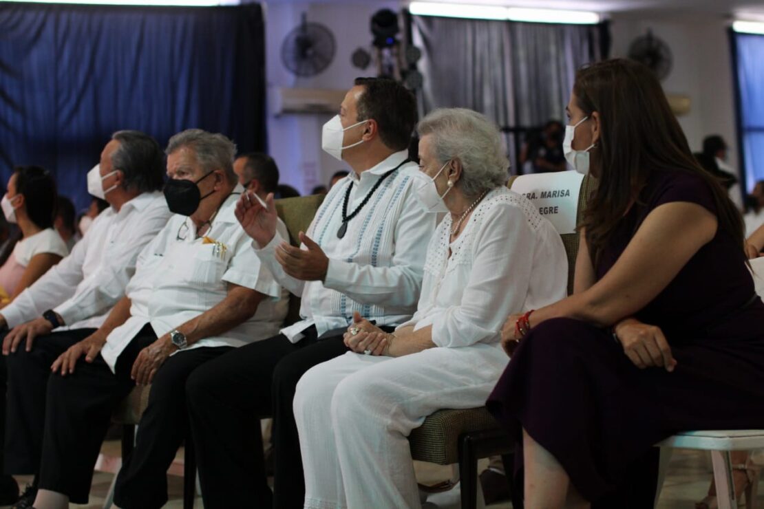 Luis Alegre Salazar estuvo acompañado de sus padres.