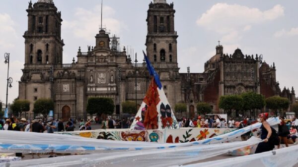 Zapatistas 'invaden' Madrid para conmemorar conquista española.