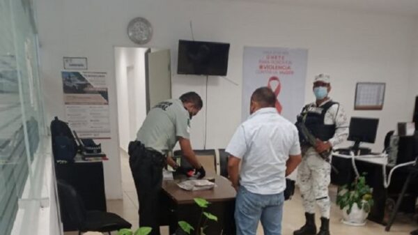 Yucatán: Detienen a pasajero con $450 mil pesos adheridos al cuerpo.