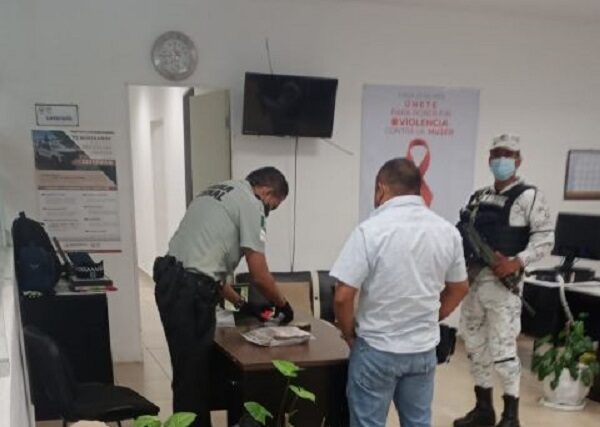 Yucatán: Detienen a pasajero con $450 mil pesos adheridos al cuerpo.