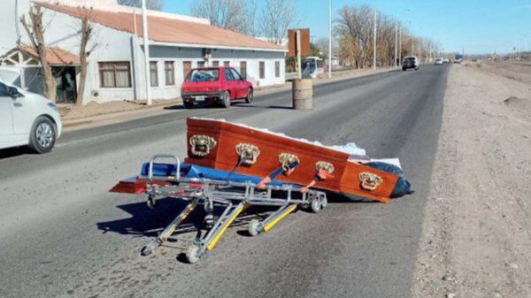 Ataúd cae de un auto y queda abierto en plena calle