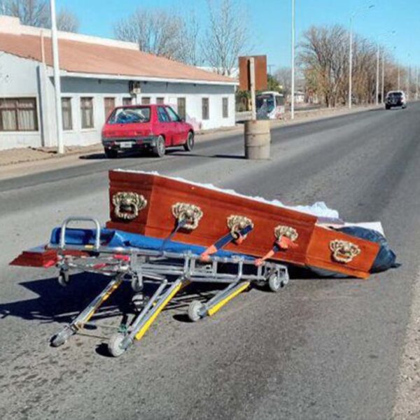 Ataúd cae de un auto y queda abierto en plena calle