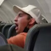 Video: Atan a pasajero violento en avión con cinta adhesiva