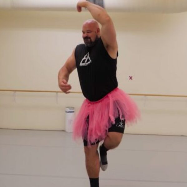 El cuatro veces ganador del premio al hombre más fuerte del mundo, se enfrenta en lo que considera su reto más difícil, bailar danza clásica