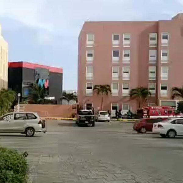 Cancún: Atacan a balazos a huésped de hotel en pleno centro
