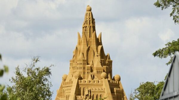 Un castillo de arena con más de 200 metros y casi 5,000 toneladas de peso fue construido en el extremo noreste de Dinamarca, el cual gana popularidad