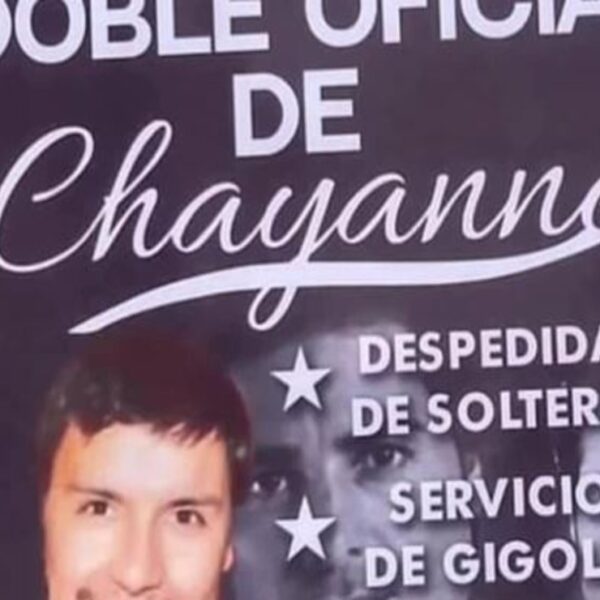 El folleto de una publicidad en la cual un hombre se renta como el “doble de Chayanne” para cumplir todo tipo de fantasías, desata burlas